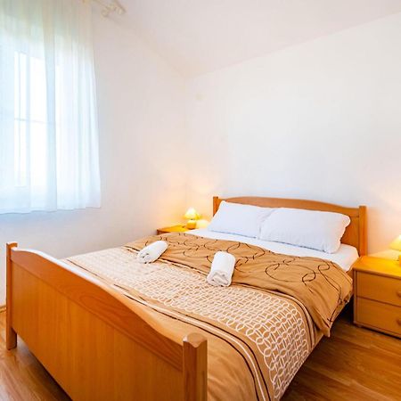 2 Bedroom Amazing Apartment In Nevidane Neviđane Exterior foto
